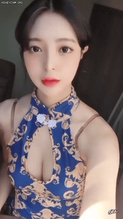 Mặc sườn xám theo phong cách gợi cảm, fan lắc đầu: Không phải nữ streamer mà mình quen - Ảnh 2.