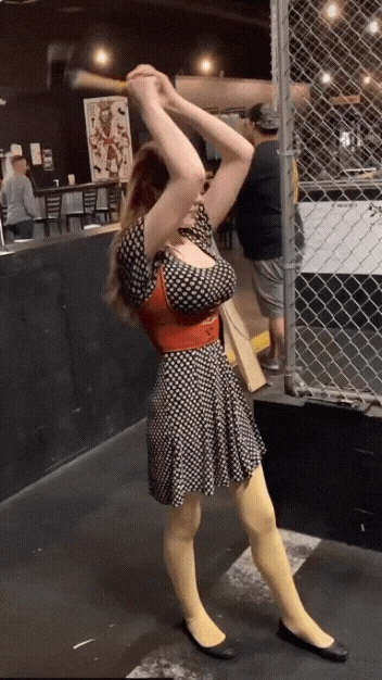 가슴 큰 도끼녀.gif 