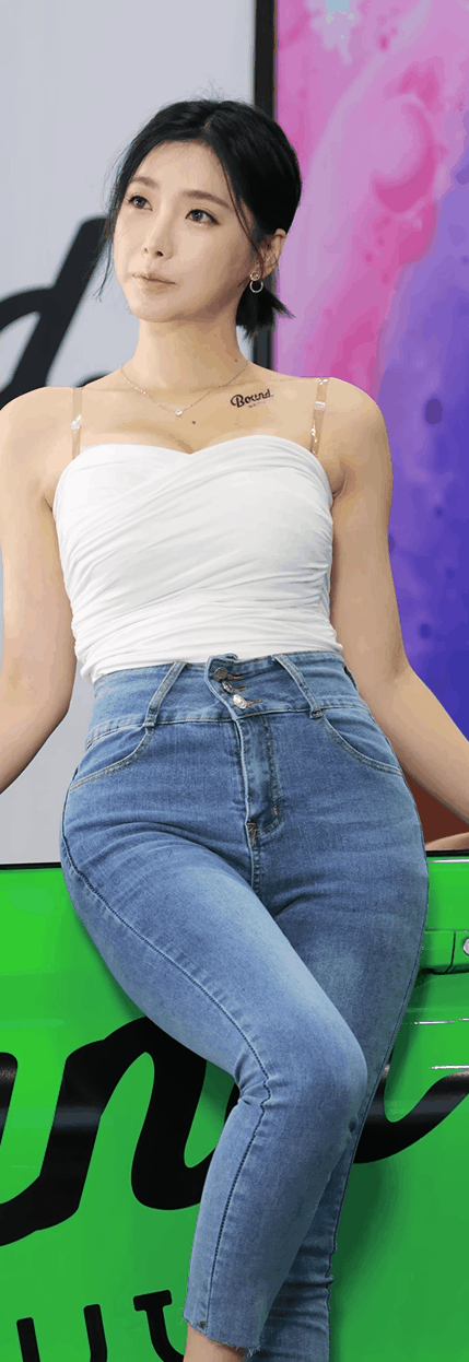레이싱 모델들 하나같이 지리긴하네 몸매가 