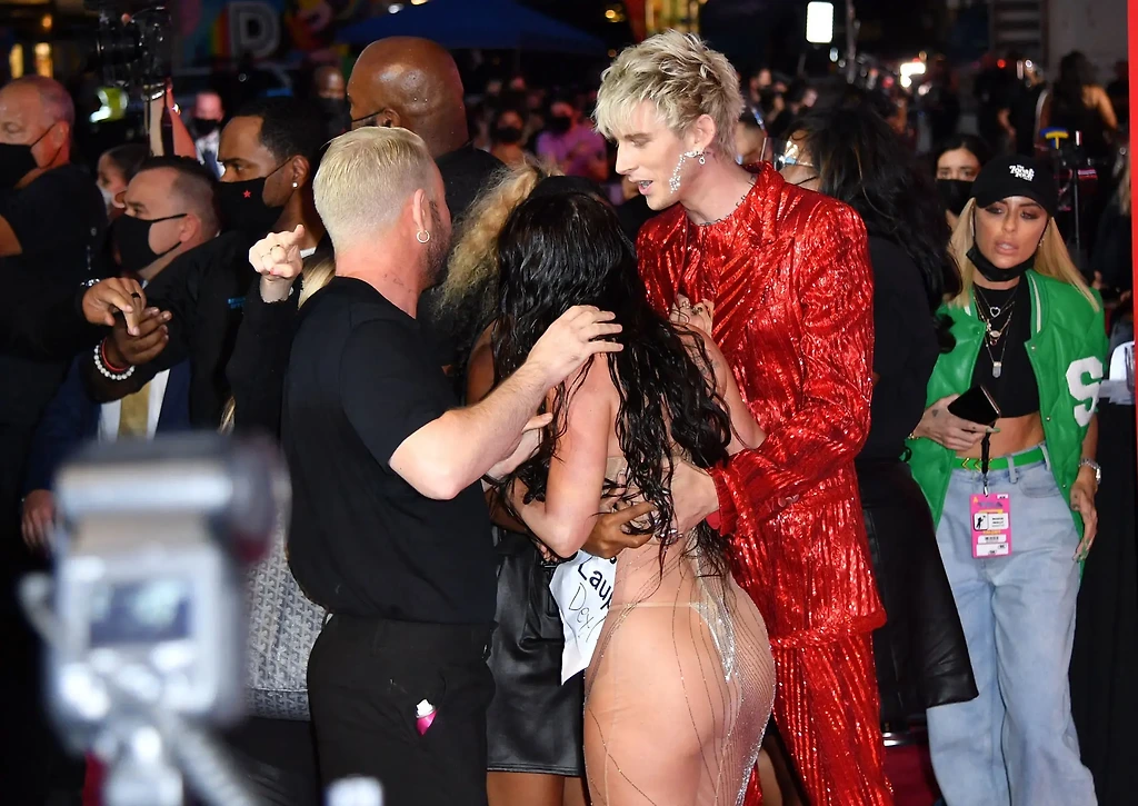 [연예] [사진]         MTV VMA 2021 메간폭스 의상 . -  와이드섬