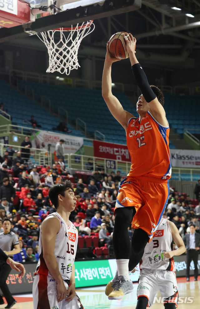 【인천=뉴시스】고승민 기자 = 9일 오후 인천삼산월드체육관에서 열린 2018-2019 KBL 인천 전자랜드 대 부산 KT 경기, 4쿼터 전자랜드 박찬희의 속공 패스를 받은 정효근이 덩크슛을 하고 있다. 2019.01.09.kkssmm99@newsis.com