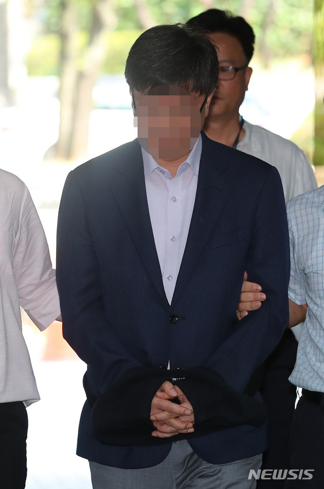 【서울=뉴시스】이영환 기자 = 삼성 노조 와해 공작에 관여한 혐의를 받고 있는 목장균(55) 삼성전자 전 노무담당 전무(현 삼성전자 스마트시티 지원센터장)가 영장실질심사(구속 전 피의자심문)를 받기 위해 지난해 8월6일 오전 서울 서초구 서울중앙지방법원으로 들어서고 있다. 2018.08.06.  20hwan@newsis.com