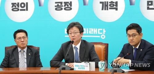 '변혁' 발언하는 유승민 (서울=연합뉴스) 김주형 기자 = 바른미래당 비당권파를 이끌고 있는 유승민 대표(가운데)가 16일 오전 국회에서 변화와 혁신을 위한 비상행동 '변혁' 의원 비상회의에서 발언하고 있다. 2019.10.16 kjhpress@yna.co.kr