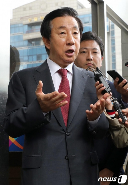 ' KT äûŹ' Ǹ ް ִ 輺 ѱ ǿ 18   õ   3 ǿ ⼮ϸ   ϰ ִ/=1