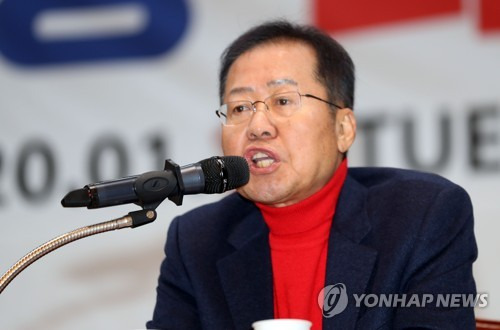 홍준표 대학생 리더십 강연 (부산=연합뉴스) 조정호 기자 = 홍준표 한국당 전 대표가 15일 오후 부산시청 대강당에서 열린 '대학생 리더십 아카데미'에서 강연하고 있다. 2020.1.15 ccho@yna.co.kr