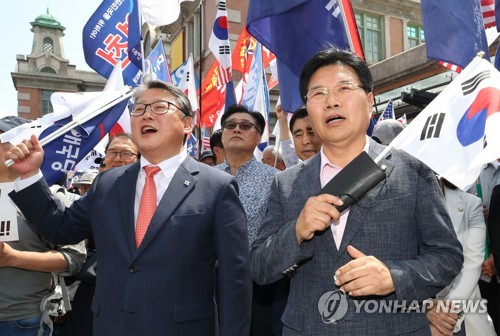 조원진과 구호 외치는 홍문종 자유한국당 홍문종(오른쪽) 의원이 지난해 6월 15일 오후 서울역 광장에서 열린 태극기집회에 참석, 조원진 대한애국당 대표와 구호를 외치고 있다.