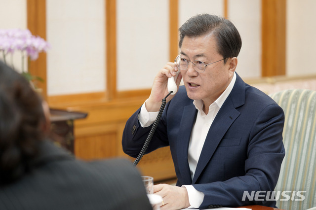 [=ý]  24 ûʹ  ϸ޵  츸 ƶ ռڿ ȭϰ ִ. (=ûʹ ) 2020.03.24. photo@newsis.com