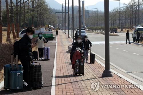 법무연수원에서 머무르다 음성 판정을 받아 퇴소하는 유럽발 입국자들 [촬영 이승민 기자]