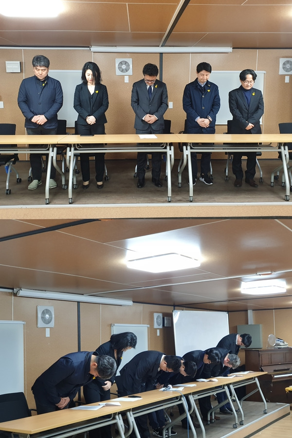 ▲13일 오후 기자협회 회장단이 세월호 유가족을 찾아 사과했다. 사진출처=기자협회.