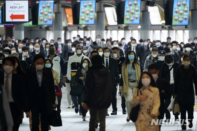 [도쿄=AP/뉴시스]27일(현지시간) 일본 도쿄의 지하철역에서 신종 코로나바이러스 감염증(코로나19)을 막으려고 마스크를 낀 시민들이 걷고 있다. 2020.04.27.