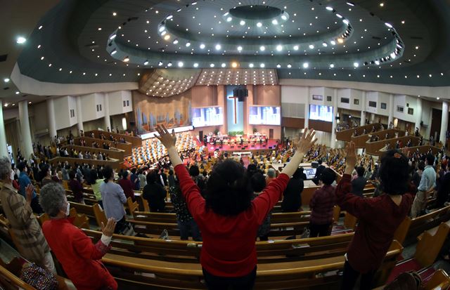 3일 서울 영등포구 여의도순복음교회에서 신도들이 서로 거리를 띄운 채 예배하고 있다. 뉴시스