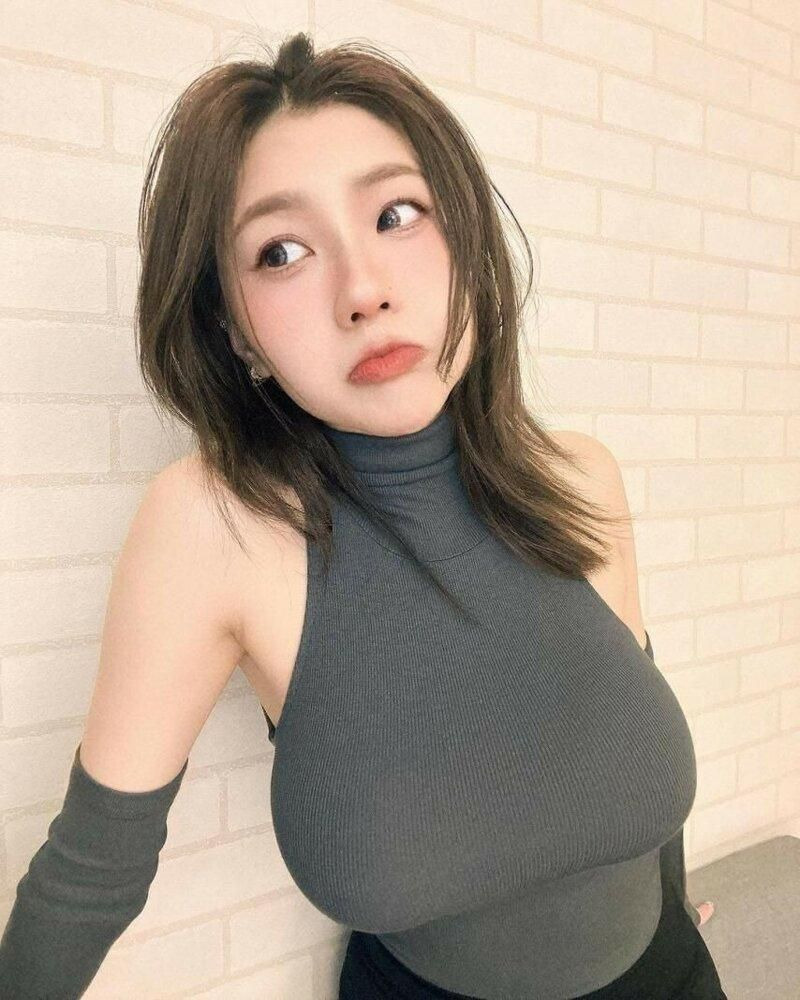 대만 누나의 가슴 부각되는 의상.jpg