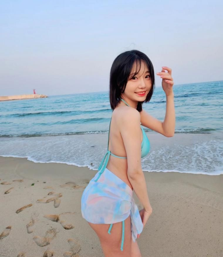 수련수련 인스타 해변 비키니