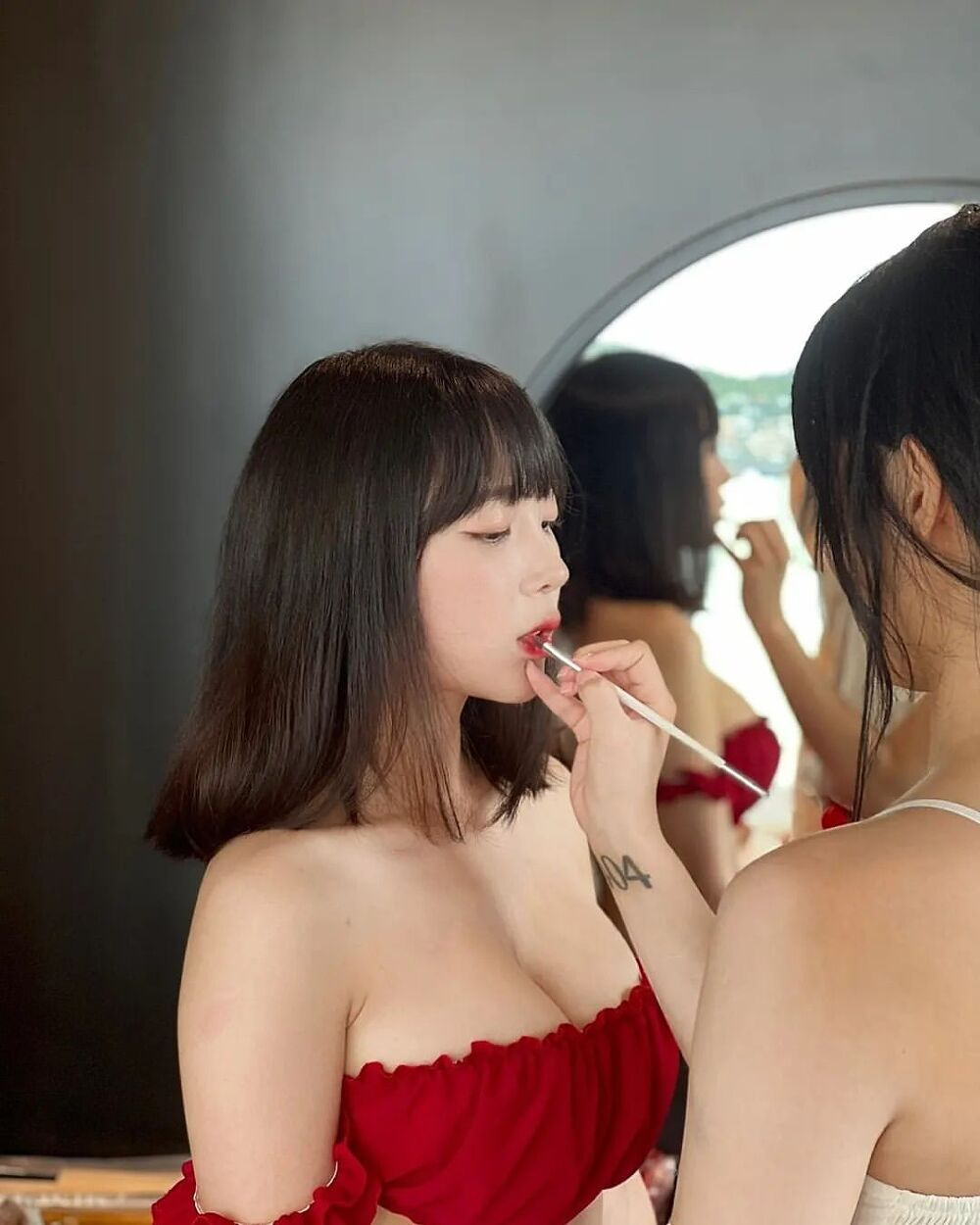 강인경 레드 오프솔더 가슴골.jpg