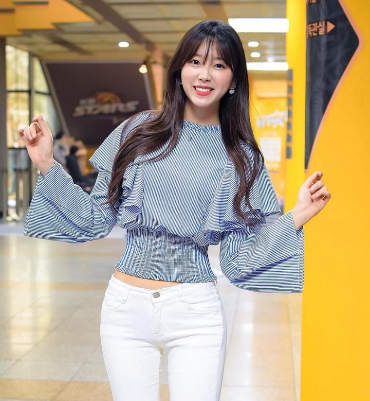 안지현 치어리더 프릴 의상 백바지