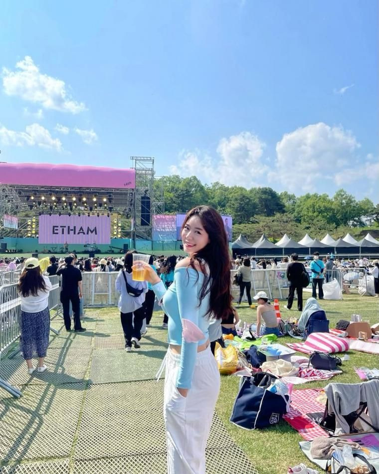 모델 양그린 오프솔더 골지 티셔츠