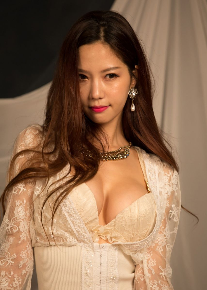 터질듯한 레이싱 모델 한민영