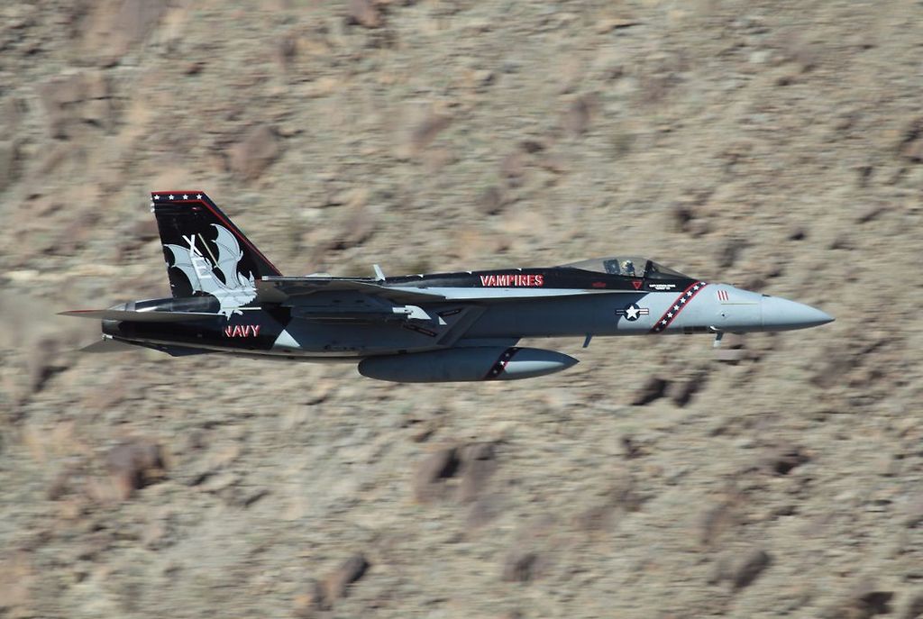 미군 F/A-18F 전투기 추락, 조종사는 탈출.