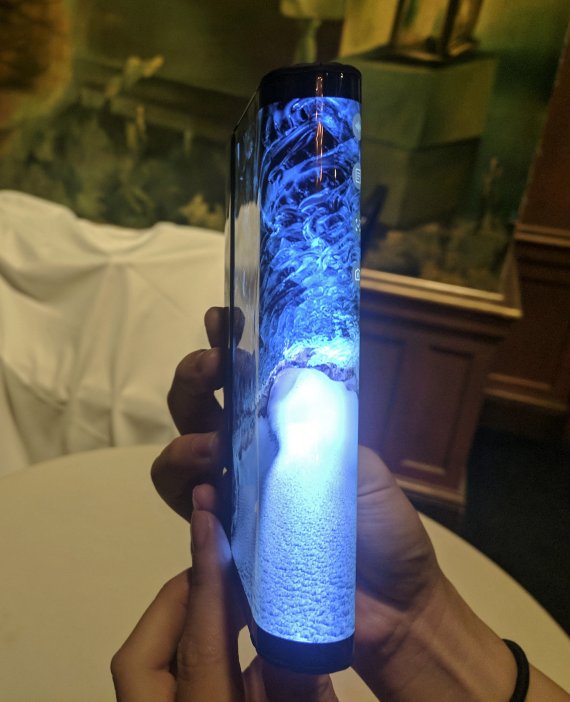 In this photo taken Monday, Nov. 5, 2018, is a FlexPai smartphone with a flexible screen displayed in San Francisco. (AP Photo/Michael Liedtke)      <all rights="" reserved="" by="" yonhap="" news="" agency="">       /= ܽȭ      </all>