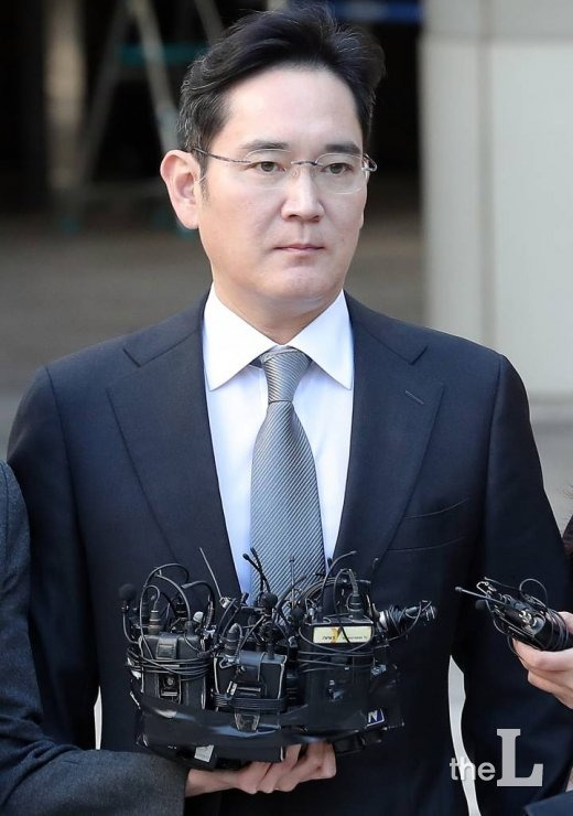 ¹Ú±ÙÇý Àü ´ëÅë·É°ú ÃÖ¼ø½Ç¾¾¿¡°Ô ³ú¹°À» ÁØ ÇøÀÇ·Î ÀçÆÇ¿¡ ³Ñ°ÜÁø ÀÌÀç¿ë »ï¼ºÀüÀÚ ºÎȸÀåÀÌ 25ÀÏ ¿ÀÀü ¼¿ï ¼Ãʱ¸ ¼¿ï°íµî¹ý¿ø¿¡¼ ¿¸° ÆÄ±âȯ¼Û½É ù °øÆÇÀ» ¸¶Ä£ µÚ Â÷·®À¸·Î ÇâÇϰí ÀÖ´Ù. / »çÁø=±èâÇö ±âÀÚ chmt@