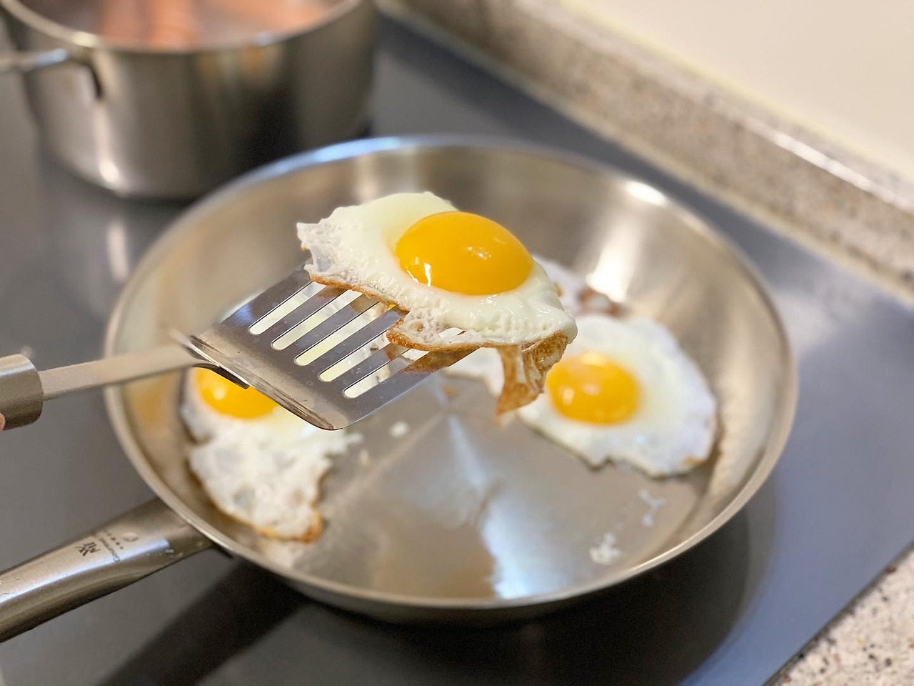 스텐 팬 쓰는 여자