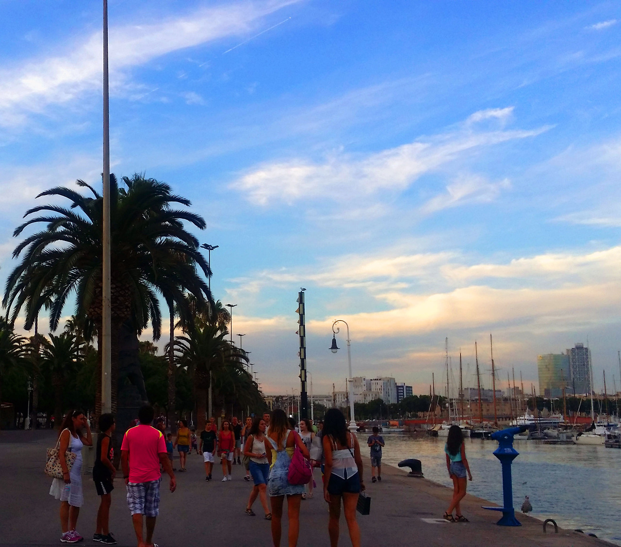 노브라로 사람들 앞에 섰다