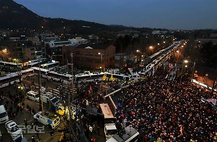 6차 촛불집회가 열린 3일 오후 청와대 100m 앞까지 진출한 참가자들의 행렬이 일몰 후에도 끊이지 않고 어어지고 있다. 김주성 기자