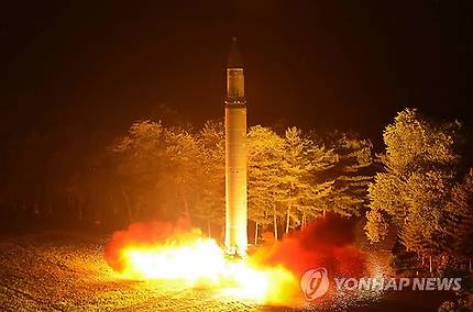 지난 7월28일 북한의 화성-14형 대륙간 탄도미사일(ICBM)이 시험 발사되는 모습[AFP=연합뉴스]