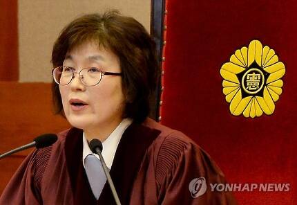 지난 10일 오전 헌법재판소 대심판정에서 열린 박근혜 대통령 탄핵심판을 선고하고 있는 이정미 헌재소장 권한대행 모습. [연합뉴스 자료사진]