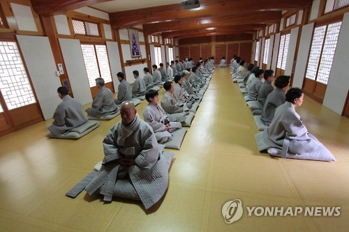 충주 석종사 금봉선원에서 동안거에 참여한 재가 불자들의 수행 모습.  [연합뉴스 자료사진]