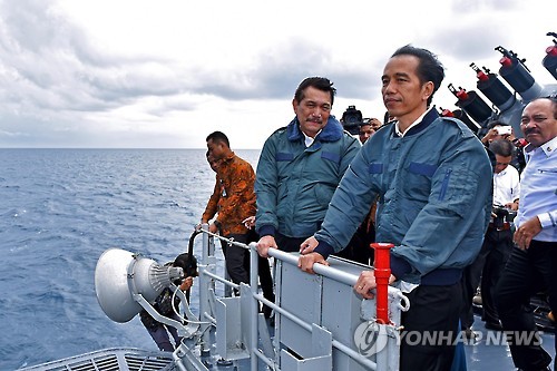 2016년 6월 23일 조코 위도도 인도네시아 대통령이 인도네시아 해군 함정을 타고 중국과의 어업권 분쟁이 불거진 남중국해 나투나 해역을 돌아보고 있다. [EPA=연합뉴스자료사진]
