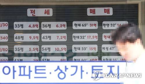 2016년 8월 서울 강남구 압구정동 구현대 아파트 부동산 중개소 앞에 시세표가 붙어 있다. [연합뉴스 자료사진]