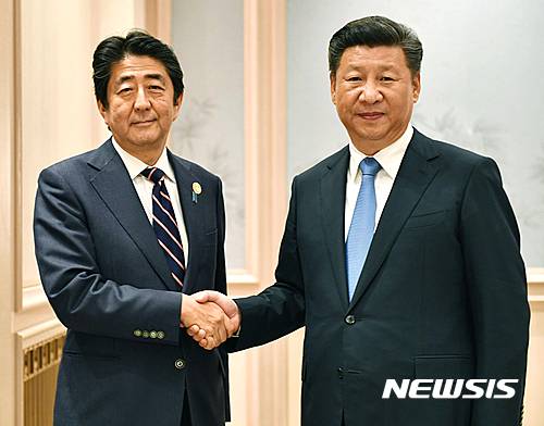 【항저우=AP/뉴시스】시진핑(習近平) 중국 국가주석(오른쪽)과 아베 신조(安倍晋三) 일본 총리가 지난 2016년 9월 5일 중국 항저우(杭州) 에서 열린 G20정상회의를 계기로 별도의 정상회담을 열고, 회담에 앞서 악수를 나누고 있다. 201707.05