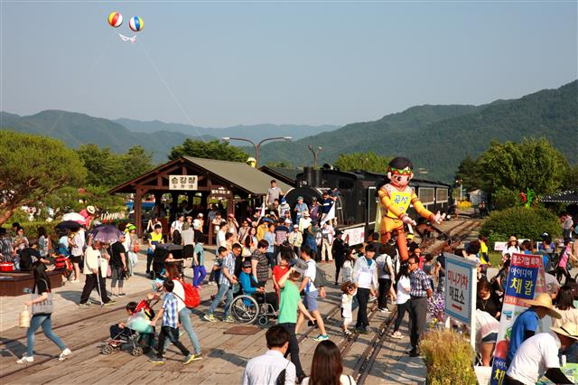 전남 곡성군 섬진강 기차마을 승강장에 많은 관광객이 모여 있다. 곡성군은 직선화로 폐선된 철로와 역사를 사들여 기차마을을 조성한 뒤 레일바이크와 증기기관차를 운행, 옛 향수와 추억을 살아 숨 쉬게 만들었다.곡성군 제공