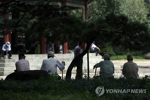 서울 종로구 탑골공원을 찾은 노인들이 휴식을 취하는 모습[연합뉴스 자료사진]