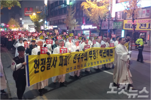 천주교 전주교구 사제와 신자 등 1000여 명은 9일 전주 중앙성당에서 시국미사를 하고 촛불행진을 진행했다. (사진=임상훈 기자)