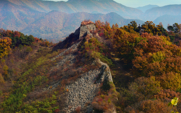 삼년산성 북문 일대 성벽. 삼년산성은 삼국시대 이래 단 한 차례도 함락되지 않은 불패의 기록을 갖고 있다.