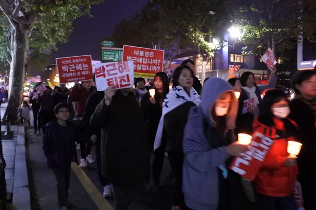 대구시민들이 시국대회 후 “박근혜는 하야하라” 구호를 외치며 '분노의 행진'을 하고 있다. 윤희정기자 yooni@hankookilbo.com