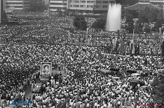 1987년 7월 9일 고 이한열 열사 운구를 보기 위해 시청 앞 광장을 가득 메운 인파. 오픈아카이브 사진