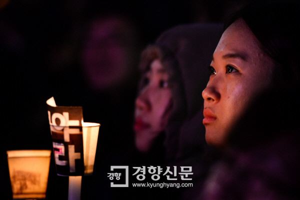 주먹 대신 촛불 지난 12일 서울 광화문 일대에서 열린 촛불집회에 참가한 시민들이 박근혜 대통령 퇴진을 요구하며 촛불을 들고 있다. 이준헌 기자 ifwedont@kyunghyang.com