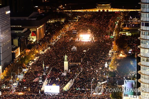 (서울 사진공동취재단=연합뉴스) 2016년 민중총궐기 대규모 집회가 열린 12일 오후 서울 광화문광장에서 시청 앞 광장을 가득 메운 시민들이 박근혜 대통령 퇴진을 촉구하며 촛불을 밝히고 있다. 2016.11.12