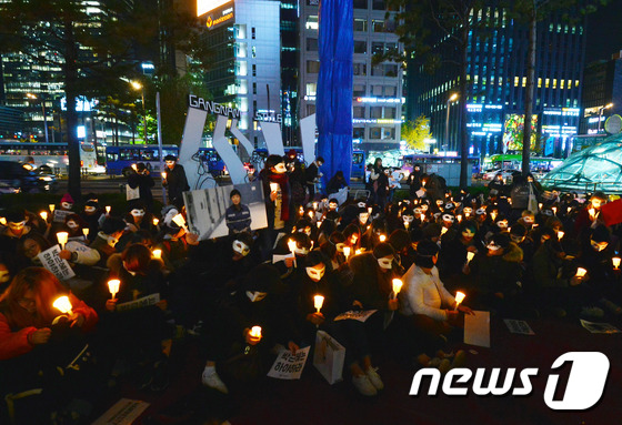 15일 오후 서울 강남역 11번 출구에서 가면을 쓴 대학생 참가자들이 촛불을 들고 박근혜 대통령 퇴진을 촉구하고 있다. 이날 대학생들은 신촌과 대학로, 강남, 청량리 등지에서 박 대통령 퇴진을 촉구하는 동시다발적 집회를 열었다. 2016.11.15/뉴스1 © News1 최현규 기자