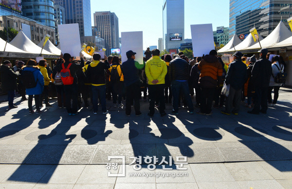 ‘11·12 박근혜 퇴진 촉구 시민대행진 추진위원회’에 참여한 시민들이 서울 광화문광장에서 박근혜 대통령을 국정농단 책임자로 지목하고 스스로 퇴진할 것을 요구하고 있다.  정지윤 기자 color@kyunghyang.com