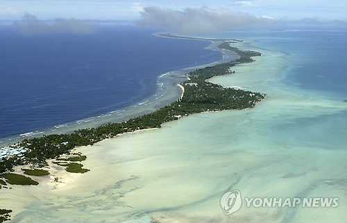 해수면 상승으로 국토 면적이 점점 줄어드는 남태평양 키리바시 항공사진[AP=연합뉴스]