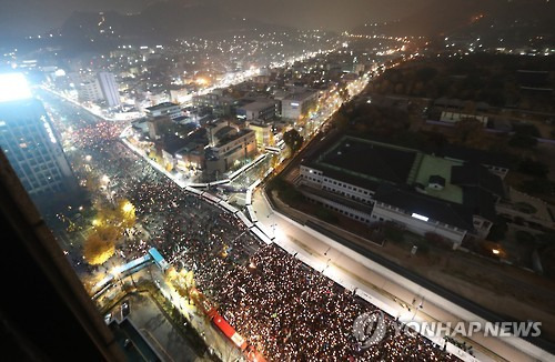 지난 19일 '최순실 게이트' 진상규명과 박근혜 대통령 퇴진을 촉구하며 내자동 방향으로 행진하고 있는 시민들