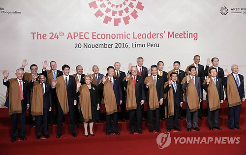 APEC 정상회의 본회의 개최…주제 '질적 성장과 인간 개발'    (리마 EPA=연합뉴스) '질적 성장과 인간 개발'을 주제로 한 2016 아시아태평양경제협력체(APEC) 정상회의 본회의가 20일(현지시간) 페루 리마에서 열려 회원국 지도자들이 단체 기념사진을 찍고 있다. 앞줄 왼쪽부터 맬컴 턴불 호주 총리, 하사날 볼키아 브루나이 술탄, 쥐스탱 트뤼도 캐나다 총리, 미첼 바첼레트 칠레 대통령, 시진핑 중국 국가주석, 페드로 파블로 쿠친스키 페루 대통령, 렁춘잉 홍콩 행정장관, 유수프 칼라 인도네시아 부통령, 아베 신조 일본 총리, 황교안 총리, 나집 라작 말레이시아 총리. 뒷줄 왼쪽부터 일데폰소 과하르도 멕시코 경제부 장관, 존 키 뉴질랜드 총리, 피터 오닐 파푸아뉴기니 총리, 페르펙토 야사이 필리핀 외무장관, 블라디미르 푸틴 러시아 대통령, 리셴룽 싱가포르 총리, 쑹추위 대만 APEC 특사, 쁘라진 준통 태국 부총리, 버락 오바마 미국 대통령, 쩐 다이 꽝 베트남 국가주석.      ymarshal@yna.co.kr