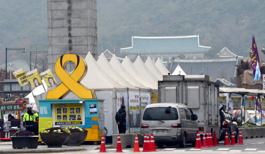 ‘세월호’ 뒤 청와대  : 21일 오전 서울 세종대로 광화문광장에 설치된 세월호 농성 천막 뒤로 청와대 지붕이 희미하게 보이고 있다.  신창섭 기자 bluesky@