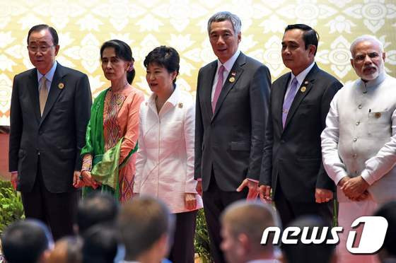 지난 9월 8일 아세안(ASEAN·동남아시아국가연합) 회의에 참석해 나란히 서 있는 아웅산 수지(왼쪽 두번째)와 박근혜 대통령(왼쪽 세번째). © AFP=뉴스1