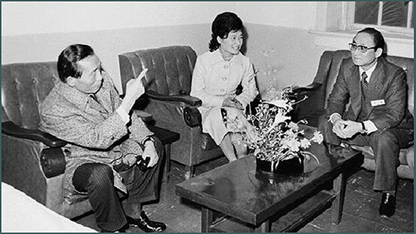 ⓒ연합뉴스 1976년 박정희 대통령(왼쪽)이 대한구국선교단 야간진료센터를 방문해 박근혜 명예총재, 최태민 총재(오른쪽)와 이야기를 나누고 있다.