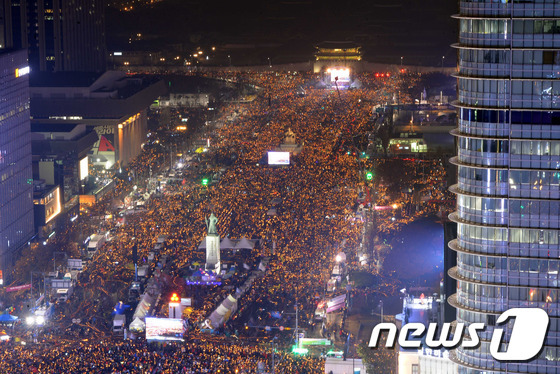 '비선실세' 최순실씨의 국정농단 사건 책임을 물어 박근혜 대통령 퇴진을 요구하는 5차 촛불집회가 26일 오후 서울 광화문 광장과 일대 도로에서 열린 가운데 참가 시민들이 촛불을 들고 행진하고 있다. 이날 촛불집회는 서울뿐 아니라 부산·대구·광주·울산 등 전국 56개 지역에서 동시다발적으로 열렸다. 2016.11.26/뉴스1 © News1 사진공동취재단